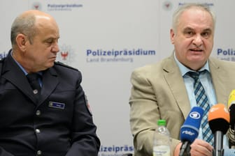 Polizeiführer Jörn Preuß (l-r) und der Polizeipräsident des Landes Brandenburg, Hans-Jügen Mörke, bei einer Pressekonferenz in Potsdam.