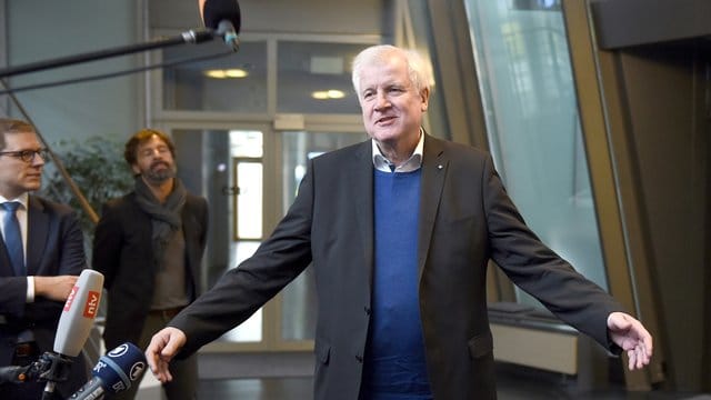 Horst Seehofer will nicht erneut als Spitzenkandidat in die Landtagswahl ziehen. Horst Seehofer will nicht erneut als Spitzenkandidat in die Landtagswahl ziehen.