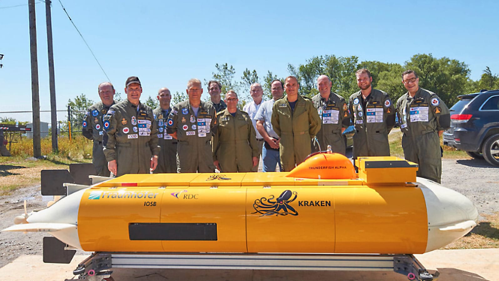 Wissenschaftler des Frauenhofer-Instituts für Optronik, Systemtechnik und Bildauswertung stehen hinter ihrem Unterwasserroboter .