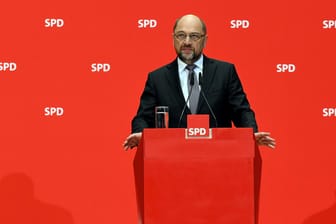 Martin Schulz spricht im Willy-Brandt-Haus: Der SPD-Chef stellt sich auf einem Parteitag zur Wiederwahl.