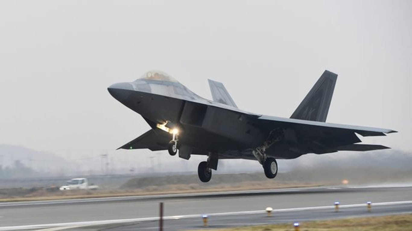 Ein F-22 Raptor der US-Air Force startet in Gwangju (Südkorea) von einer Militärbasis.