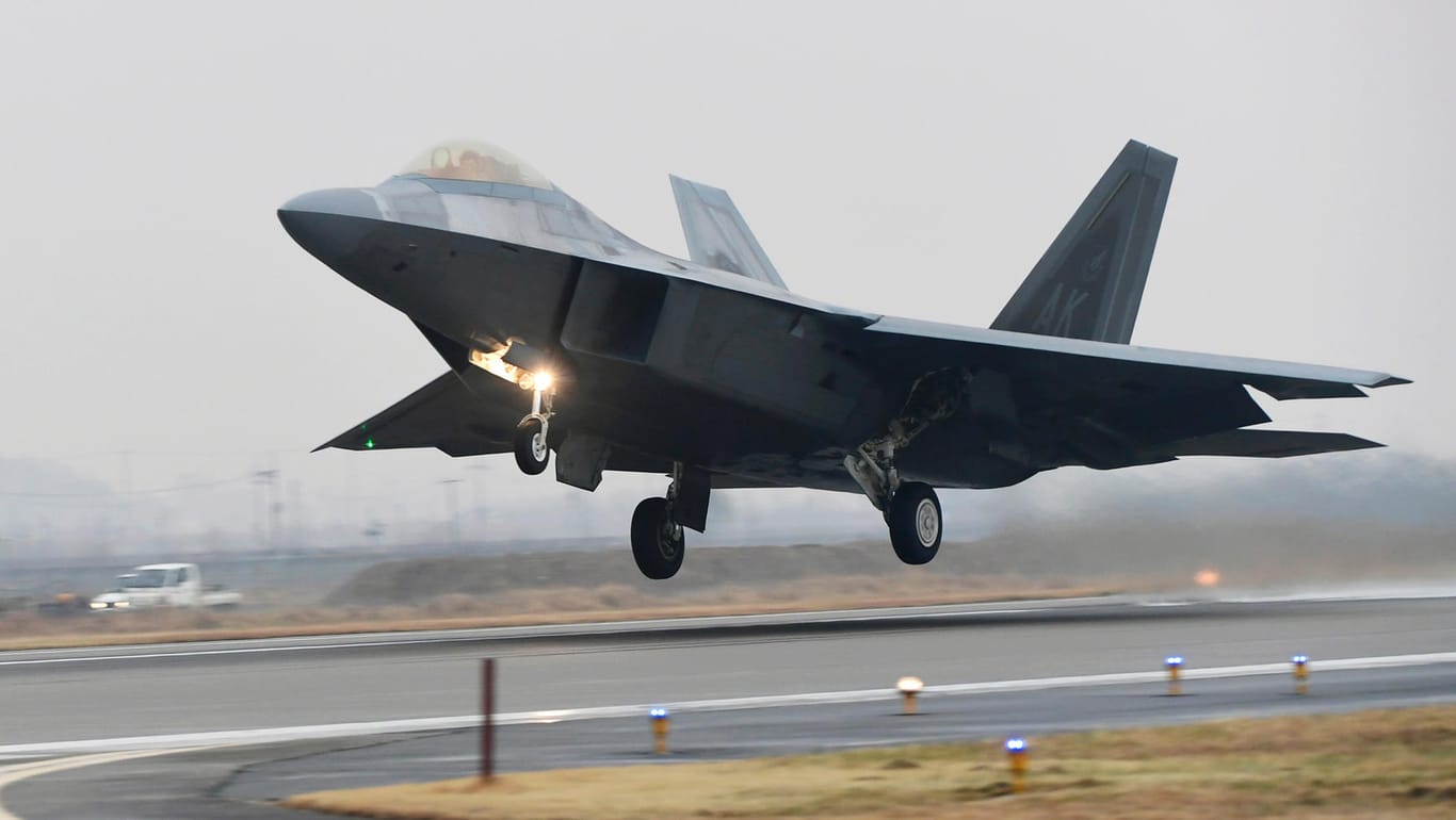 Ein F-22 Raptor der U.S. Air Force startet in Südkorea von einer südkoreanischen Militärbasis.
