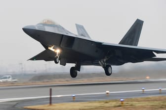 Ein F-22 Raptor der U.S. Air Force startet in Südkorea von einer südkoreanischen Militärbasis.