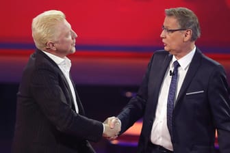 Boris Becker wird beim RTL-Jahresrückblick von Günther Jauch begrüßt.