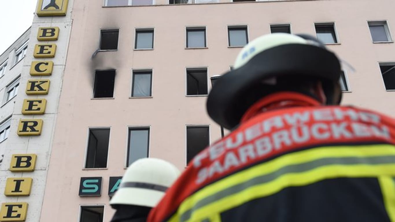 Feuerwehrleute im Einsatz in Saarbrücken.
