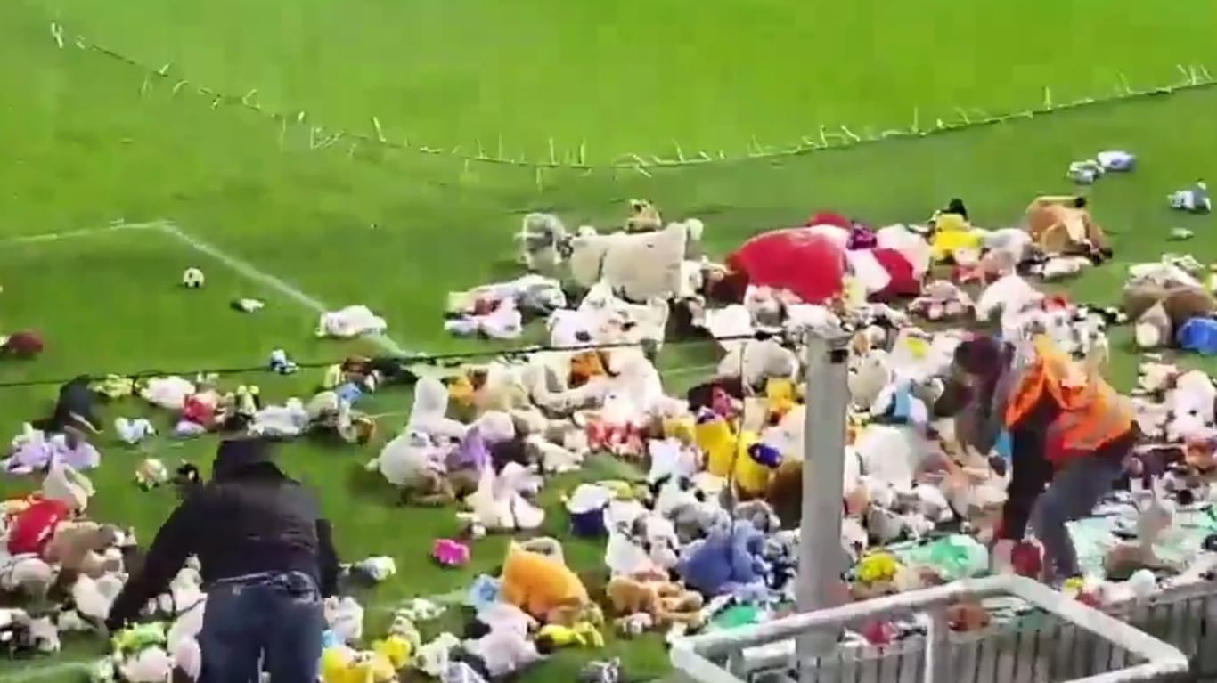 Charleroi-Fans werfen Stofftiere aufs Spielfeld.