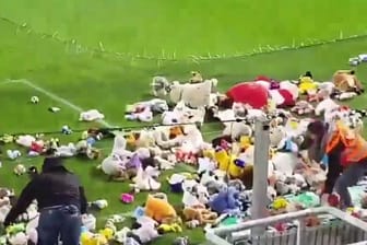 Charleroi-Fans werfen Stofftiere aufs Spielfeld.