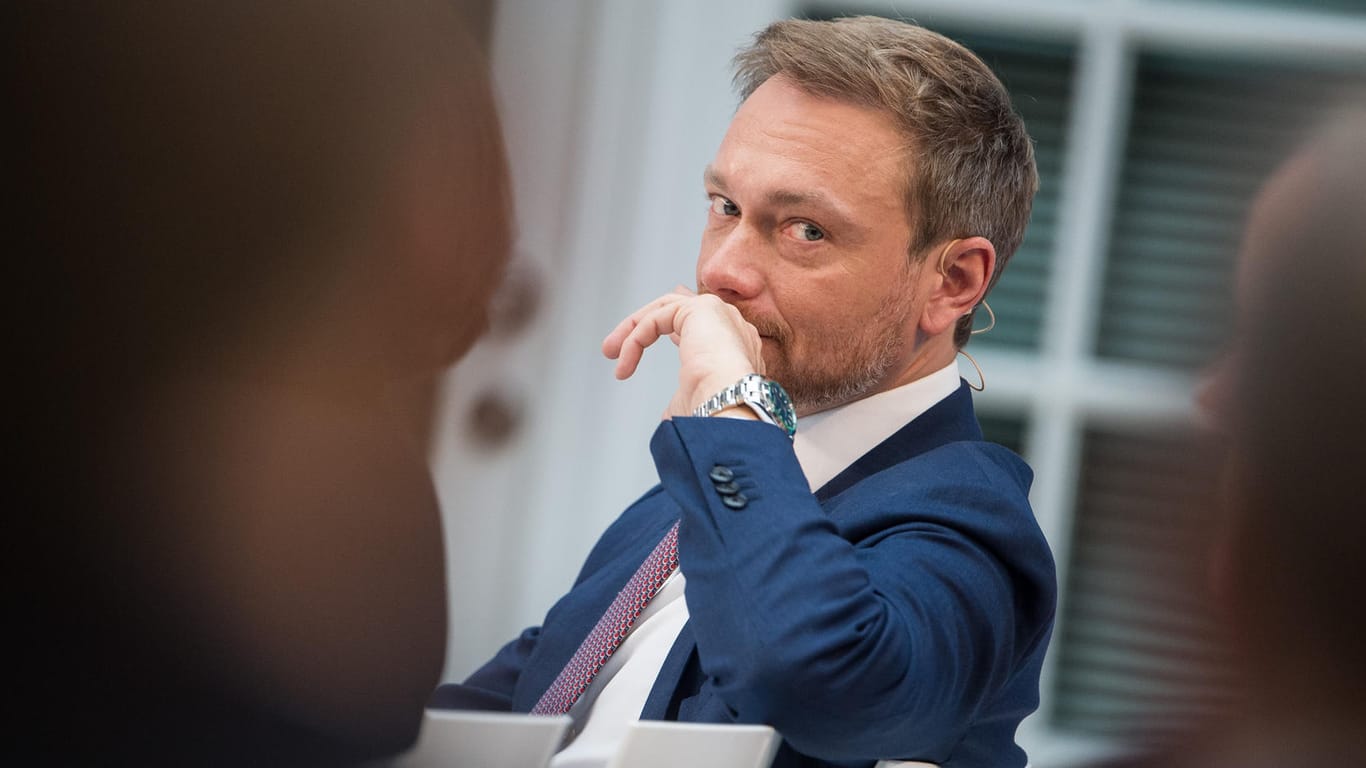 Christian Lindner sitzt in der Deutschen Bank Filiale in Berlin bei einer Konferenz: Die FDP hat vom dem Ausstieg aus den Jamaika-Verhandlungen nicht profitiert.