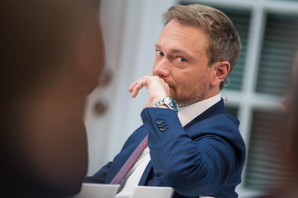 Christian Lindner sitzt in der Deutschen Bank Filiale in Berlin bei einer Konferenz: Die FDP hat vom dem Ausstieg aus den Jamaika-Verhandlungen nicht profitiert.