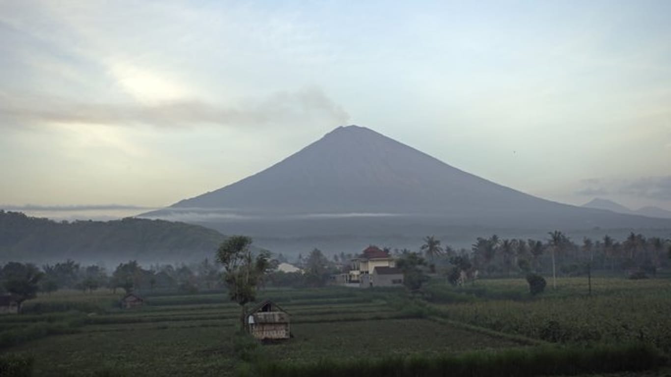 Aus dem Vulkan Agung auf Bali steigt zurzeit nur noch eine dünne Wolke Schwefeldampf auf.