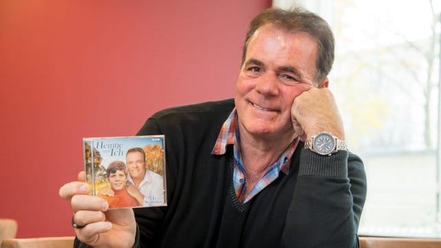 Der Sänger Hein Simons wirbt für seine neue CD.