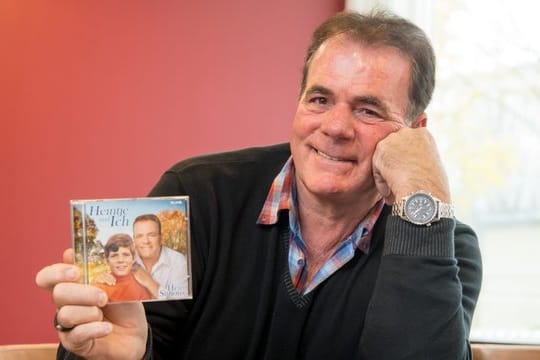 Der Sänger Hein Simons wirbt für seine neue CD.