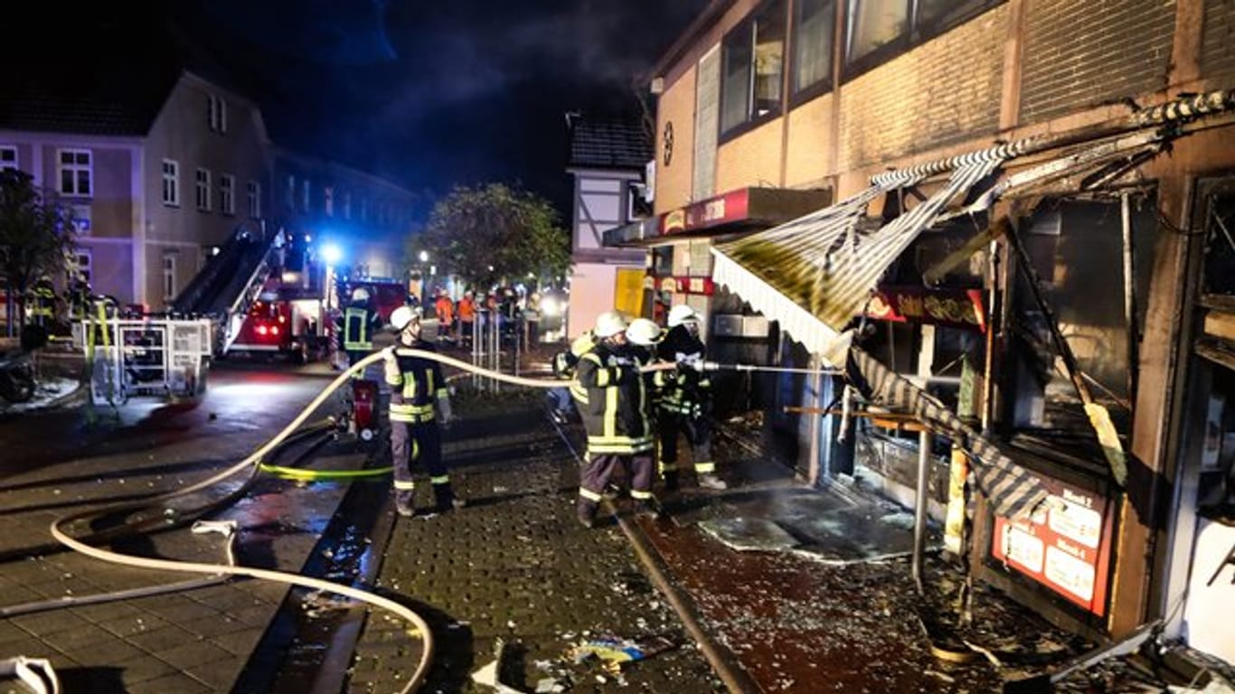 Feuerwehrleute löschen in Moringen einen Brand in einem Döner-Laden, der nach einer Explosion ausgebrochen war.