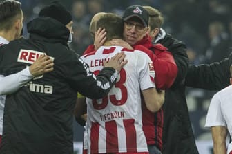Abschied: Stöger und die Kölner Spieler nach dem 2:2 bei Schalke am Samstag.