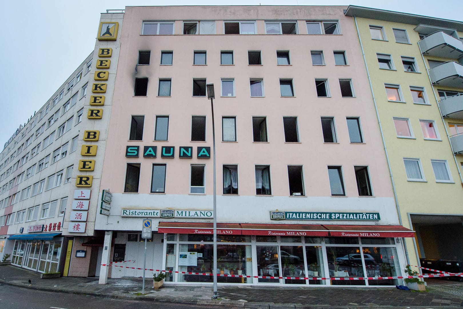 Wegen der starken Rauchgase blieb das Wohnhaus bis auf weiteres gesperrt.