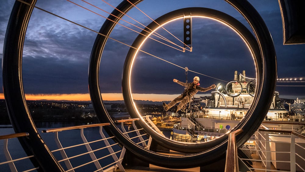 Über 105 Meter und durch riesige Metallringe führt die Zipline einmal quer über das Pooldeck der "MSC Seaside".