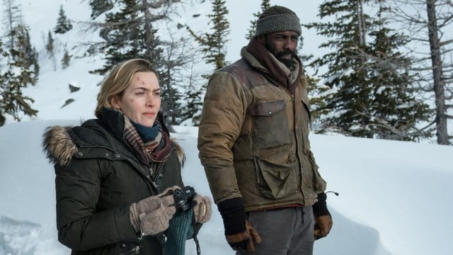 Alex (Kate Winslet) und Ben (Idris Elba) kämpfen um ihr Leben.