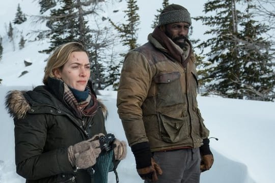 Alex (Kate Winslet) und Ben (Idris Elba) kämpfen um ihr Leben.