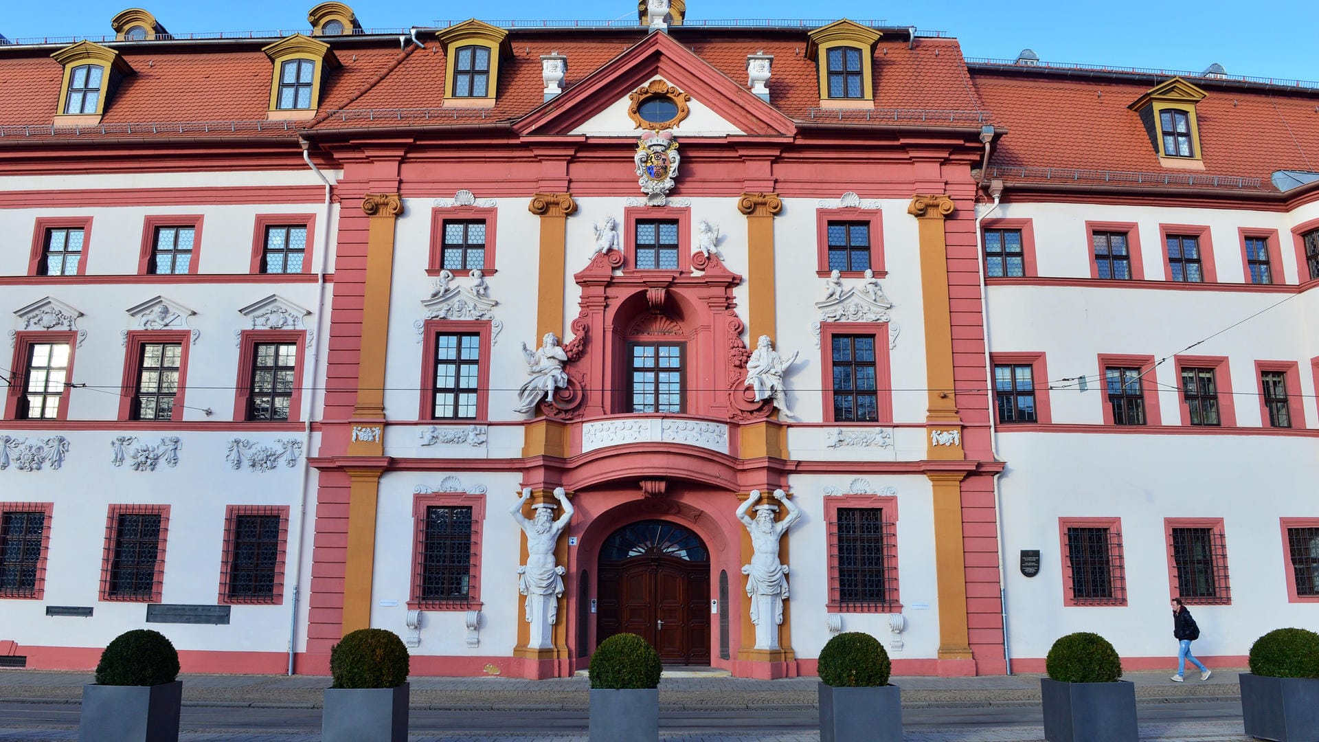 Thüringer Staatskanzlei in Erfurt: Ein Mitarbeiter hatte am Montagmorgen ein verdächtiges Paket entdeckt.