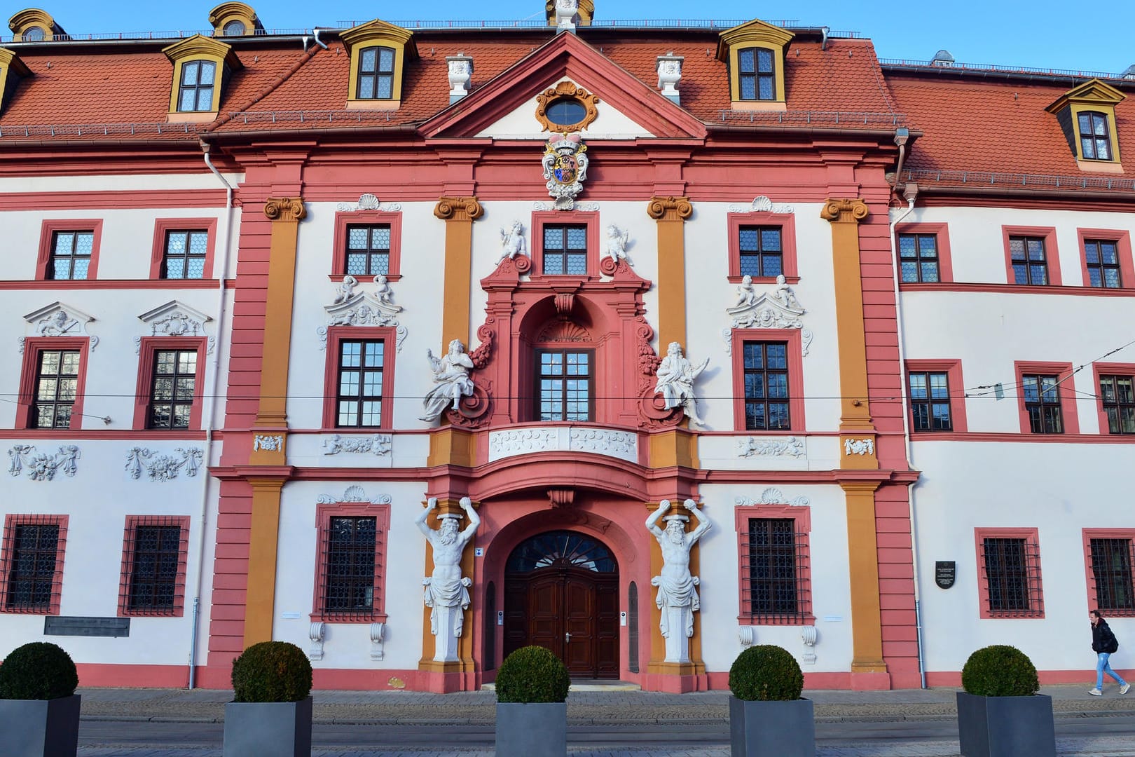 Thüringer Staatskanzlei in Erfurt: Ein Mitarbeiter hatte am Montagmorgen ein verdächtiges Paket entdeckt.