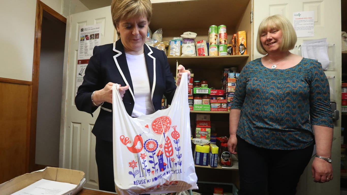 Nicola Sturgeon besucht Lebensmittel-Tafel-Geschäft
