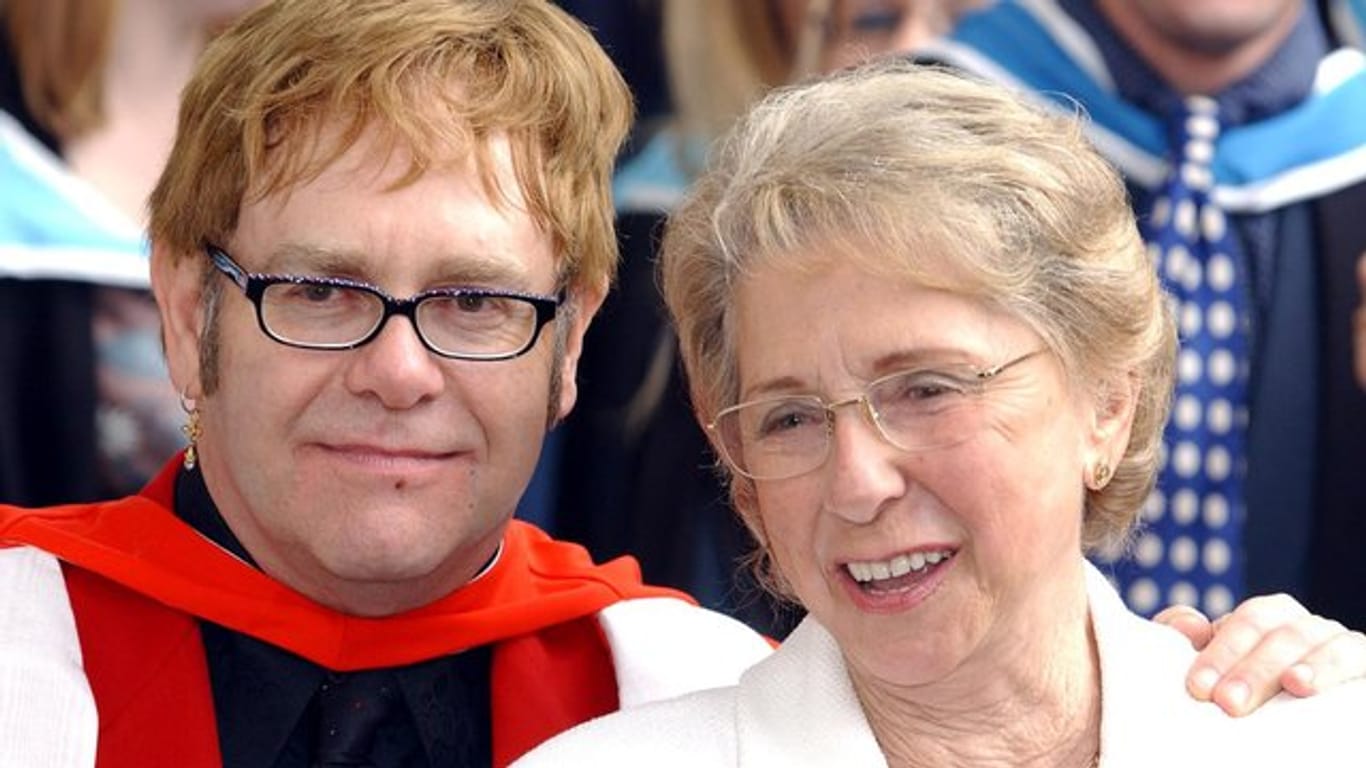 Elton John und seine Mutter Sheila 2002 in London.