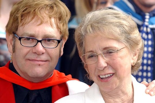 Elton John und seine Mutter Sheila 2002 in London.