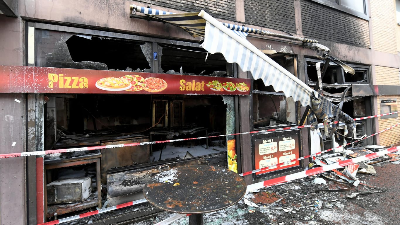 Die Fassade eines Döner-Ladens und die eines Wohn- und Geschäftshauses wurden zerstört. In dem Laden war kurz nach Mitternacht nach einer Explosion ein Feuer ausgebrochen.