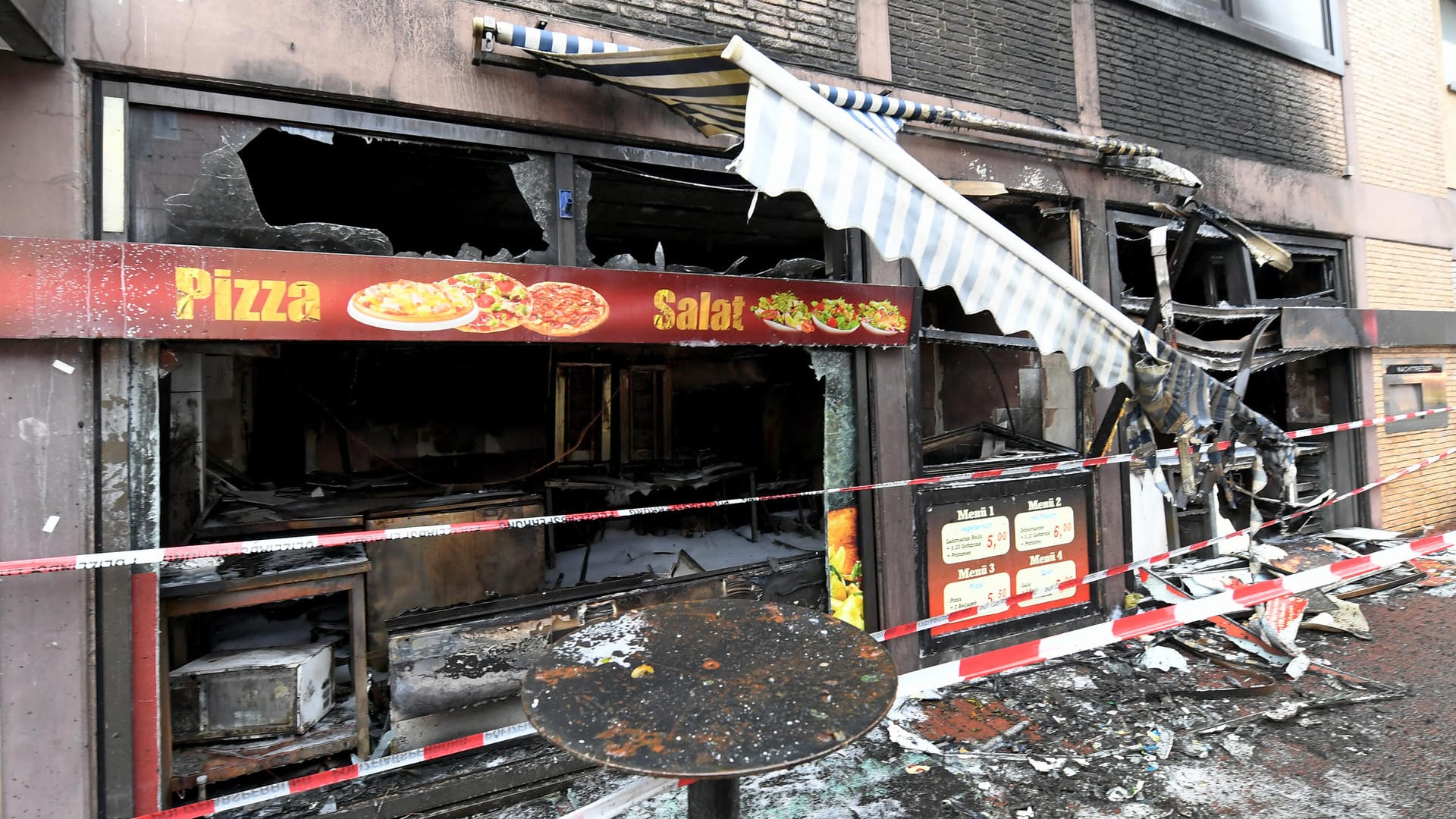 Die Fassade eines Döner-Ladens und die eines Wohn- und Geschäftshauses wurden zerstört. In dem Laden war kurz nach Mitternacht nach einer Explosion ein Feuer ausgebrochen.