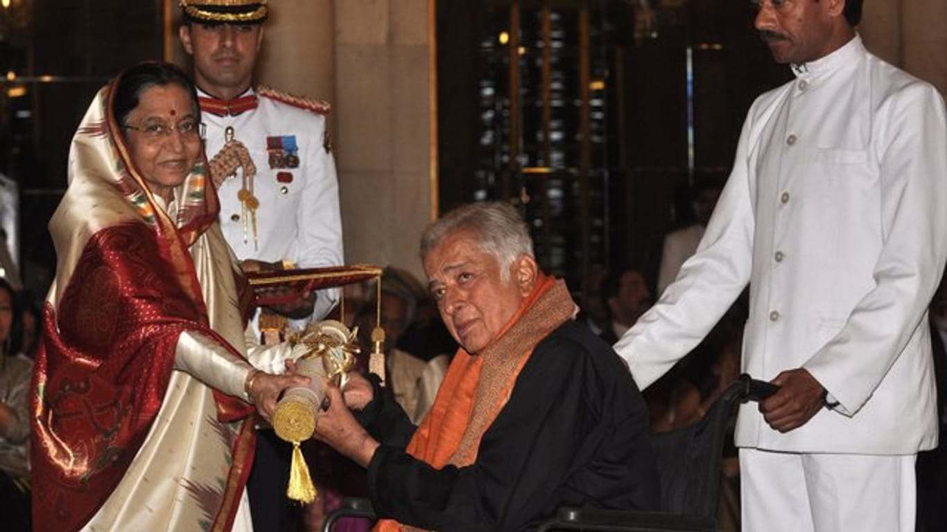 Shashi Kapoor (M) erhält 2011 aus den Händen der damaligen indischen Präsidentin Pratibha Patil den Padma Bhushan Award.