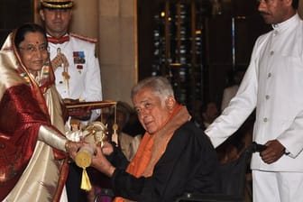 Shashi Kapoor (M) erhält 2011 aus den Händen der damaligen indischen Präsidentin Pratibha Patil den Padma Bhushan Award.