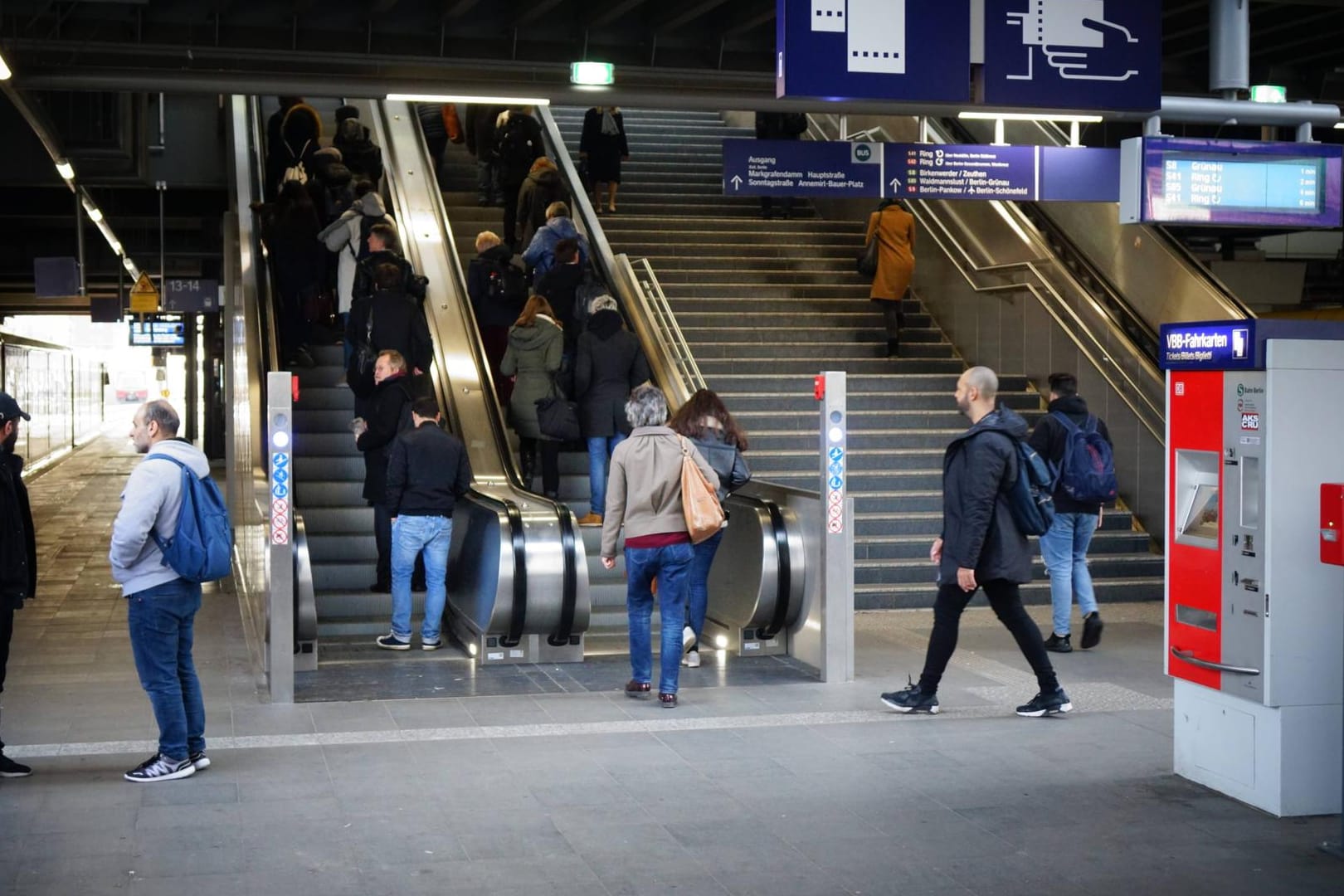 Reisende am Ostbahnhof in Berlin-Friedrichshain