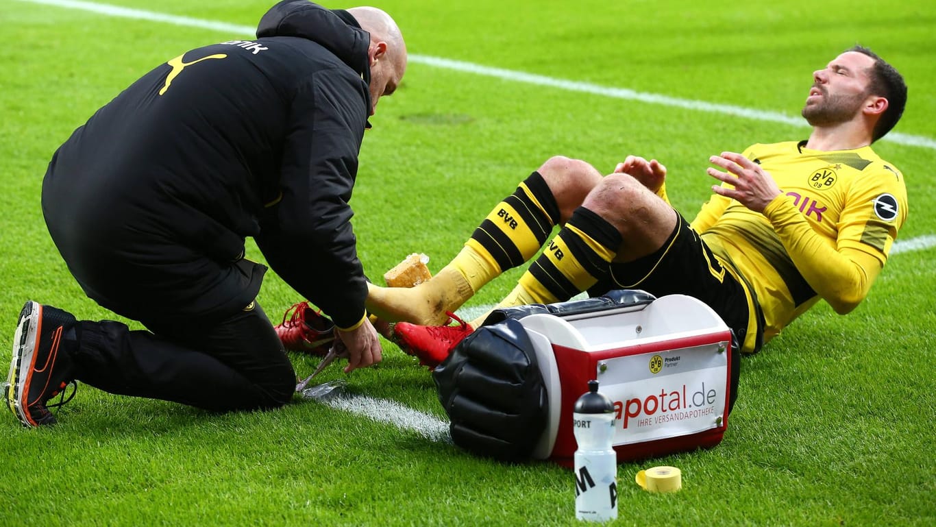 BVB-Physiotherapeut Thomas Zetzmann (l.) behandelte Gonzalo Castro nach dessen Verletzung im Spiel in Leverkusen noch am Spielfeldrand.