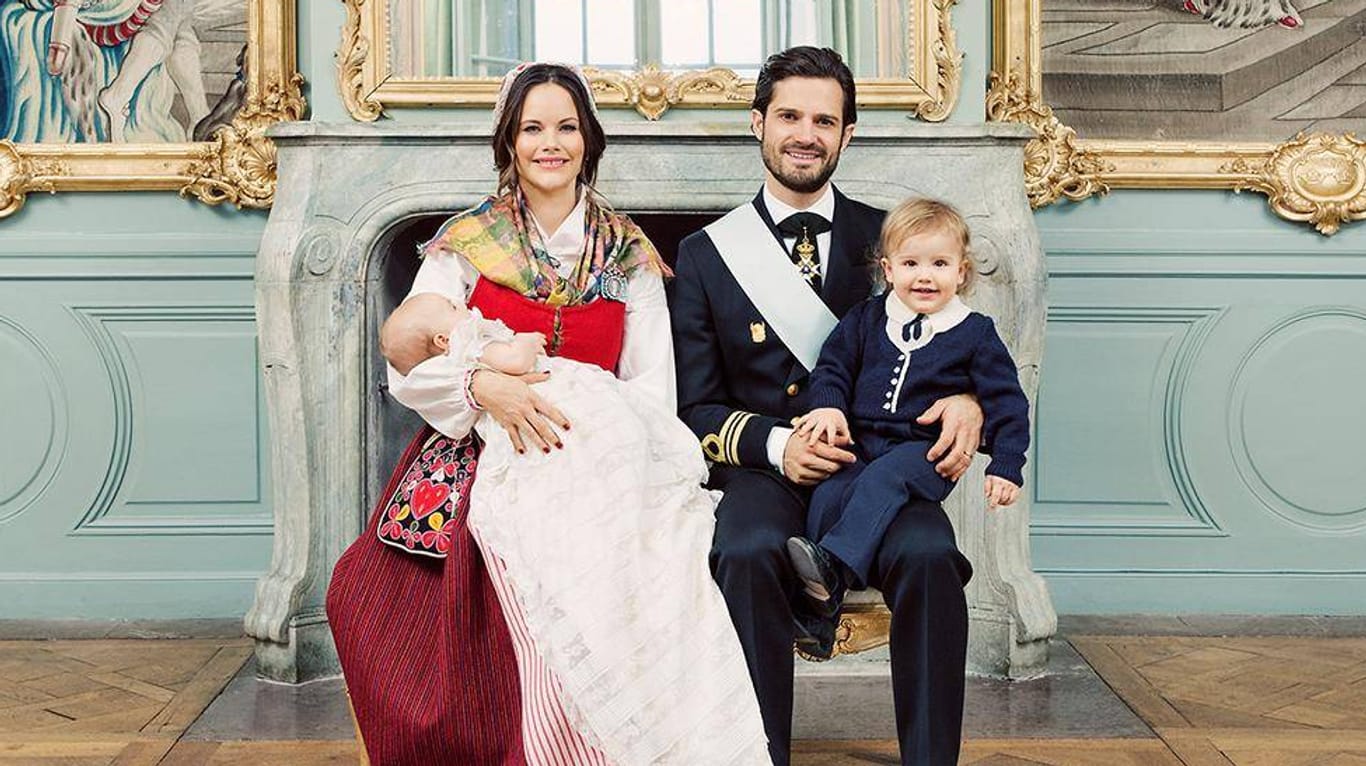 Prinz Gabriel mit seinem großen Bruder Alexander und seinen Eltern Carl Philip und Sofia.