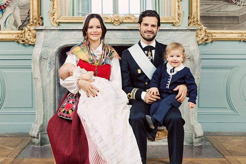 Prinz Gabriel mit seinem großen Bruder Alexander und seinen Eltern Carl Philip und Sofia.