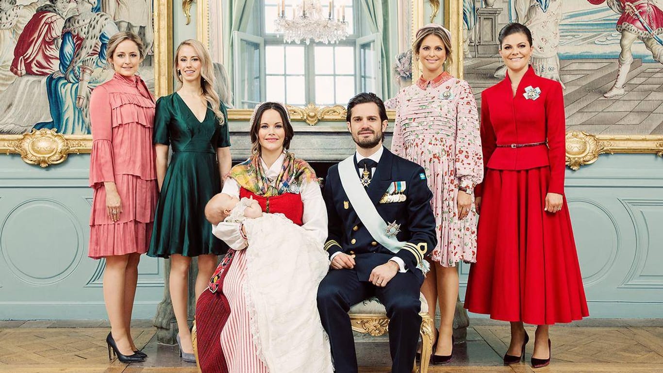Prinz Gabriel mit seinen Tanten: Lina Frejd, Sara Hellqvist, Prinzessin Madeleine und Prinzessin Victoria.