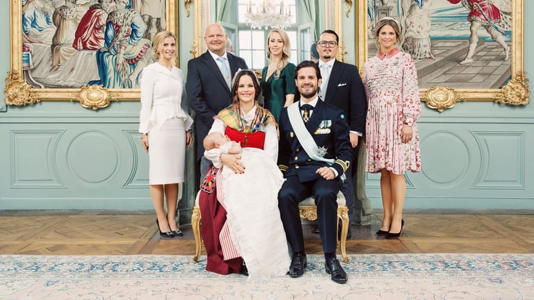 Prinz Gabriel mit seinen Taufpaten: Carolina Pihl, Thomas de Toledo Sommerlath, Sara Hellqvist, Oscar Kylberg und Prinessin Madeleine.