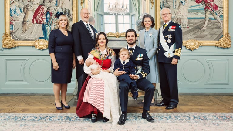 Prinz Gabriel mit seinen Großeltern: Marie und Erik Hellqvist sowie Königin Silvia und König Carl Gustaf.