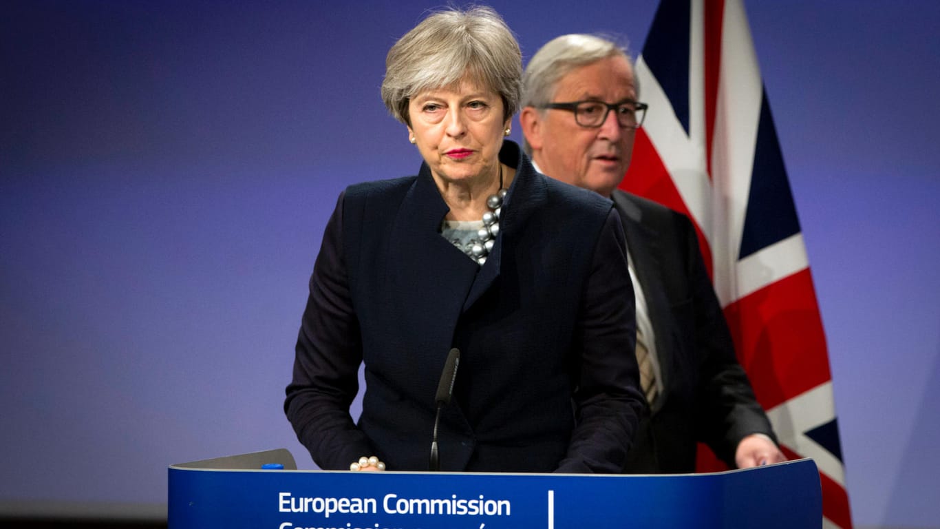 Die britische Premierministerin Theresa May und EU-Kommissionspräsident Jean-Claude Juncker am Montag: Noch während sie sprachen, kam von Mays Koalitionspartner das Nein zu einer Sonderregelung für Nordirland.
