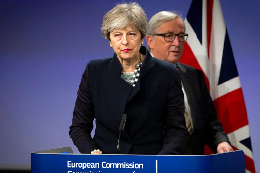 Die britische Premierministerin Theresa May und EU-Kommissionspräsident Jean-Claude Juncker am Montag: Noch während sie sprachen, kam von Mays Koalitionspartner das Nein zu einer Sonderregelung für Nordirland.