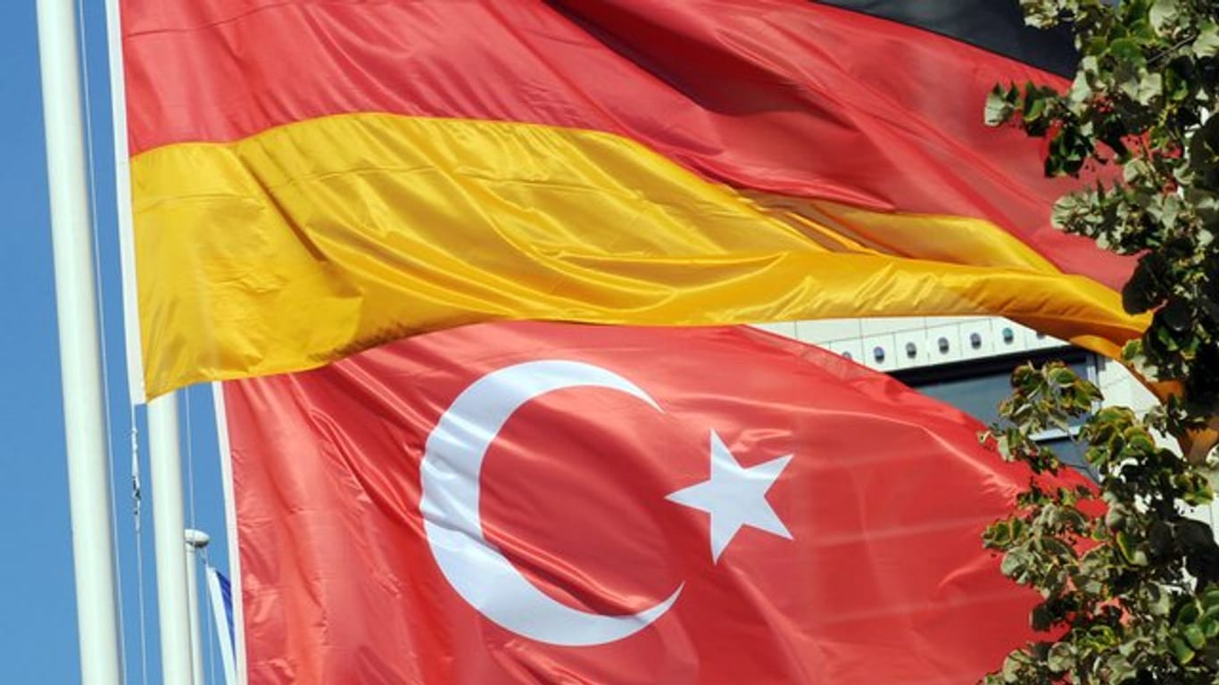 Eine deutsche und eine türkische Fahne wehen in Berlin.