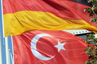Eine deutsche und eine türkische Fahne wehen in Berlin.