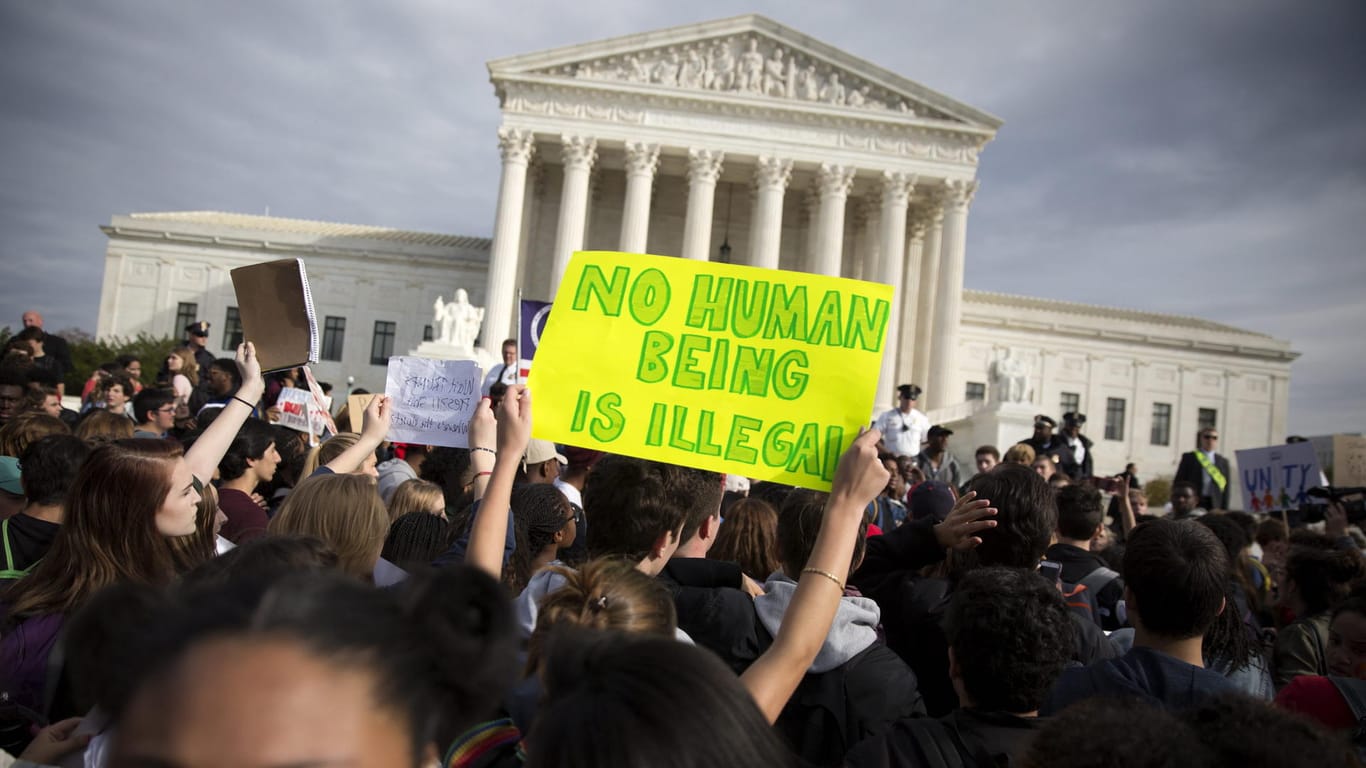 Demonstranten vor dem Supreme Court in Washington: Das oberste US-Gericht hat die Einreise-Beschränkungen des US-Präsidenten am Montag gebilligt.