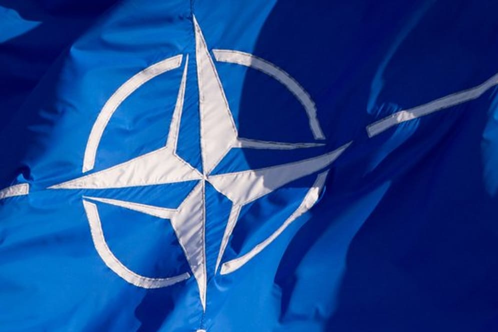 Die Flagge der Nato weht in Brüssel im Wind.