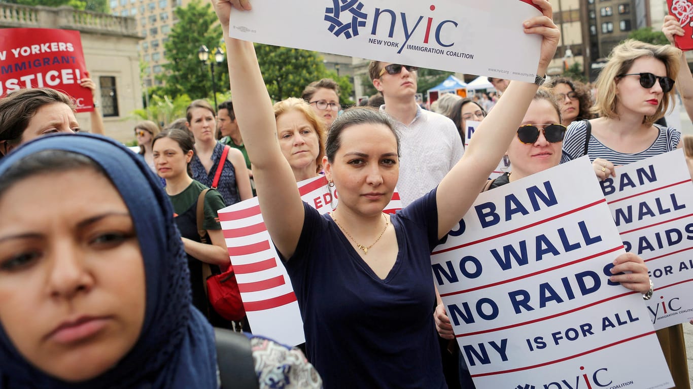 Aktivisten protestieren in New York gegen das Einreiseverbot für Menschen aus sechs vorwiegend muslimischen Staaten.