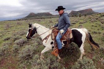 Ryan Zinke reitet durch das Naturschutzgebiet "Bear's Ears": Trumps Innenminister, der auch für Nationalparks zuständig ist, hatte die Verkleinerung vorbereitet.