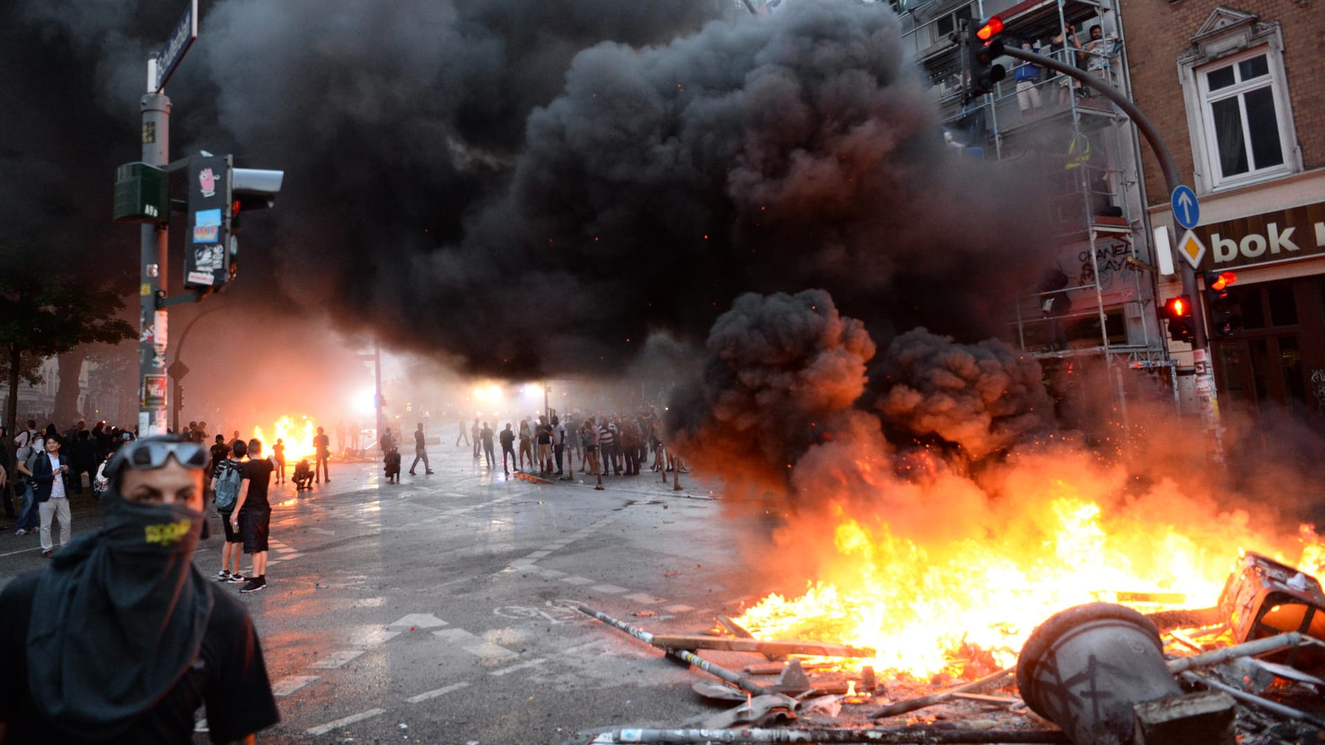 Ein vermummter Aktivist während der G20-Krawalle im Juli im Schanzenviertel in Hamburg: Bislang gibt es 24 Urteile gegen Gewalttäter.