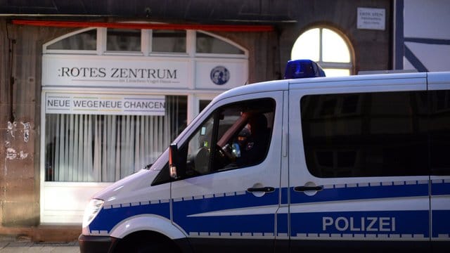 Ein Polizeifahrzeug steht in Göttingen vor dem Roten Zentrum. Ein Polizeifahrzeug steht in Göttingen vor dem Roten Zentrum.