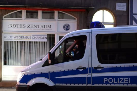 Ein Polizeifahrzeug steht in Göttingen vor dem Roten Zentrum.
