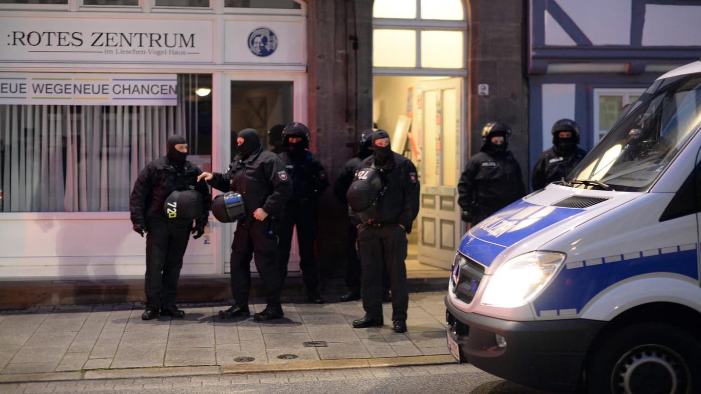 Polizisten stehen in Göttingen vor dem Roten Zentrum: Bundesweit waren am Dienstag 583 Beamte im Einsatz.